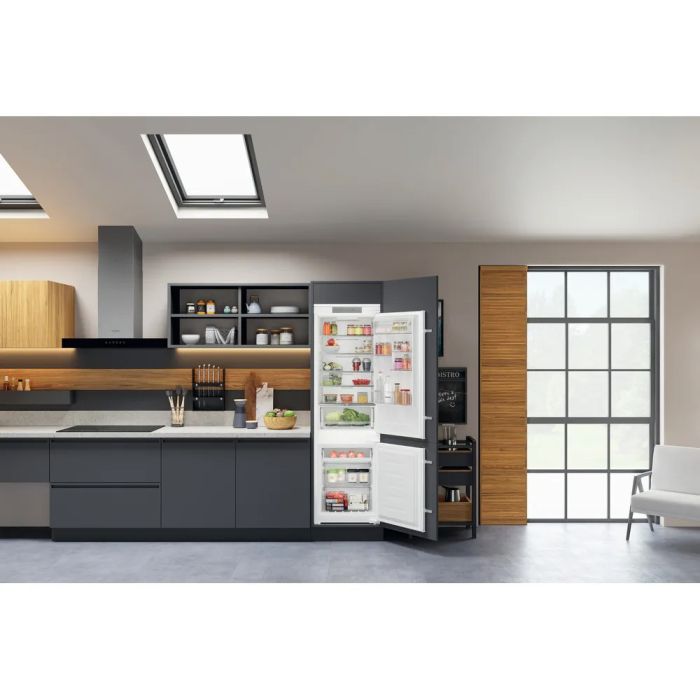 Hotpoint HTC18T322 70/30 Integrated Fridge Freezer 